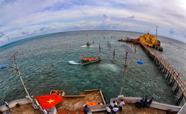 Truong Sa Xanh cuc an tuong qua loat anh trien lam-Hinh-3