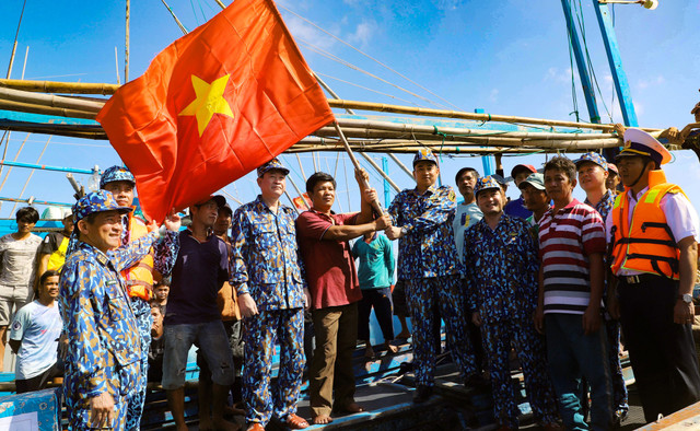 Truong Sa Xanh cuc an tuong qua loat anh trien lam-Hinh-4