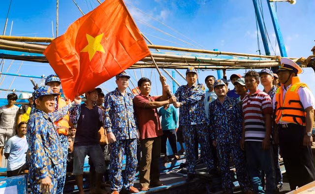 Truong Sa Xanh cuc an tuong qua loat anh trien lam-Hinh-4