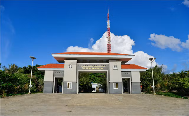 Truong Sa Xanh cuc an tuong qua loat anh trien lam-Hinh-2