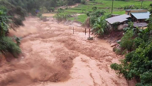 Người đàn ông đu trên ngọn cây giữa dòng nước lũ chảy xiết ở Thanh Hóa - Hình 2 Nguoi dan ong du tren ngon cay giua dong nuoc lu chay xiet o Thanh Hoa-Hinh-2