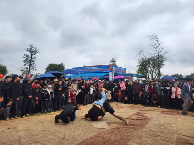 Du khách sôi nổi "khiêu chiến" tại sới vật lễ hội chùa Hương Tích - Hình 2 Du khach soi noi