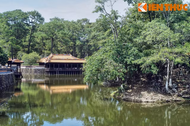 Choang ngop truoc nha thuy ta cuc dep cua vua Tu Duc