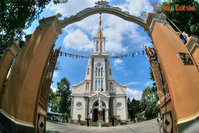 Top 12 công trình tôn giáo ấn tượng nhất TP HCM - Hình 9 Top 12 cong trinh ton giao an tuong nhat TP HCM-Hinh-9