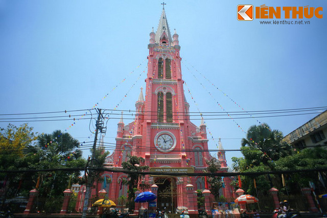 Nhung nha tho co mau hong doc dao o Viet Nam