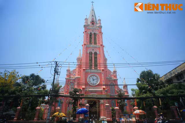 Nhung nha tho co mau hong doc dao o Viet Nam
