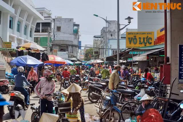 Thuong ngoan 1 vong trong khu cho Phan Thiet hon 300 tuoi