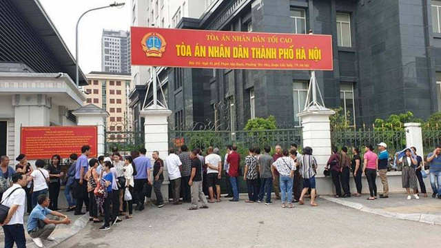 Khác với vẻ bặm trợn khi ở chợ, giang hồ Hưng “kính” trùm bảo kê chợ Long Biên khóc nức nở trước tòa Khac voi ve bam tron khi o cho, giang ho Hung “kinh” trum bao ke cho Long Bien khoc nuc no truoc toa