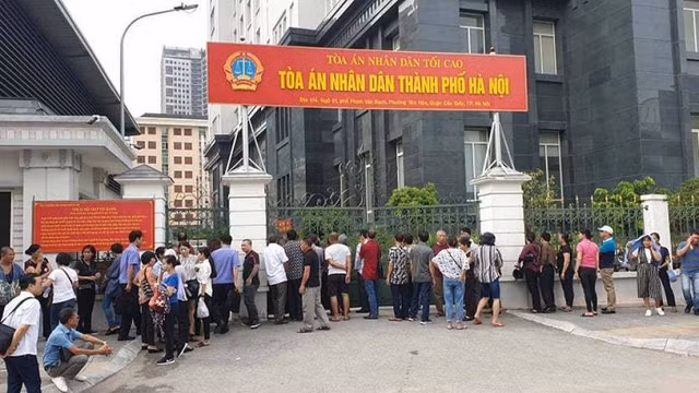 Khac voi ve bam tron khi o cho, giang ho Hung “kinh” trum bao ke cho Long Bien khoc nuc no truoc toa