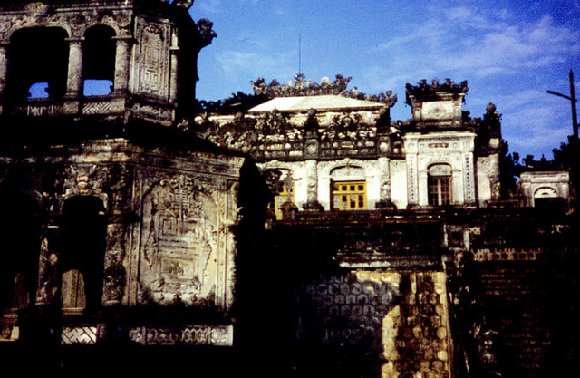 Ghe tham cac lang tam o Hue nam 1986 duoi goc anh phuong Tay-Hinh-3