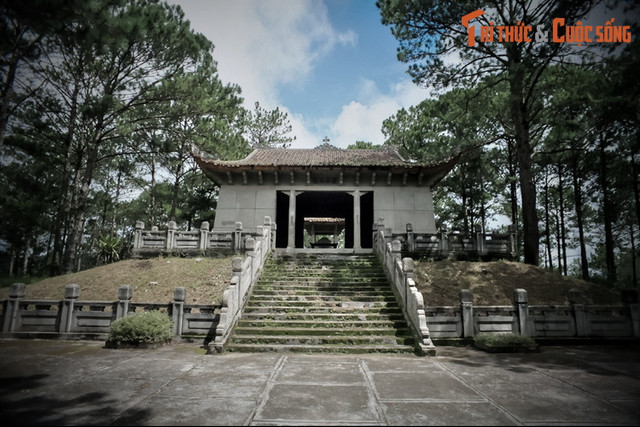 Lạnh người ở khu lăng mộ đá giữa rừng thông Đà Lạt - Hình 4 Lanh nguoi o khu lang mo da giua rung thong Da Lat-Hinh-4