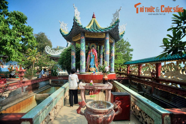 Giai thoại lạ về ngôi miếu nằm giữa sông ở TP. HCM - Hình 6 Giai thoai la ve ngoi mieu nam giua song o TP. HCM-Hinh-6