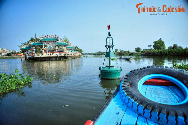 Giai thoại lạ về ngôi miếu nằm giữa sông ở TP. HCM - Hình 4 Giai thoai la ve ngoi mieu nam giua song o TP. HCM-Hinh-4