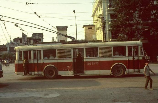 Ảnh độc về tàu điện bánh hơi ở Hà Nội xưa - Hình 4 Anh doc ve tau dien banh hoi o Ha Noi xua-Hinh-4