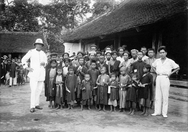 Ảnh hiểm về cảnh tiêm chủng ở Việt Nam một thế kỷ trước - Hình 4 Anh hiem ve canh tiem chung o Viet Nam mot the ky truoc-Hinh-4