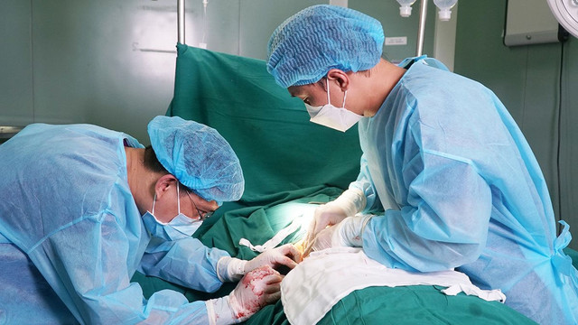 Hoại tử vùng bụng vì tiêm thuốc tan mỡ - Hình 2 Hoai tu vung bung vi tiem thuoc tan mo-Hinh-2