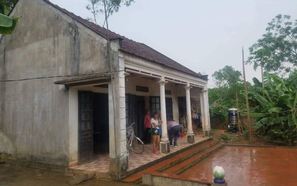 Vụ nữ sinh 15 tuổi bị bố ép quan hệ tình dục: Thiếu nữ sinh con được 2 tháng Vu nu sinh 15 tuoi bi bo ep quan he tinh duc: Thieu nu sinh con duoc 2 thang