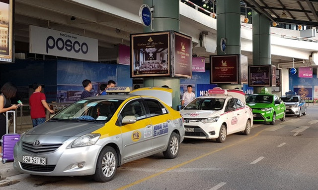 Nhân viên sân bay Nội Bài bị lái xe taxi cầm dao dọa đâm Nhan vien san bay Noi Bai bi lai xe taxi cam dao doa dam