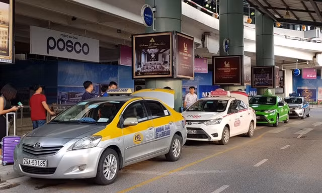 Nhan vien san bay Noi Bai bi lai xe taxi cam dao doa dam