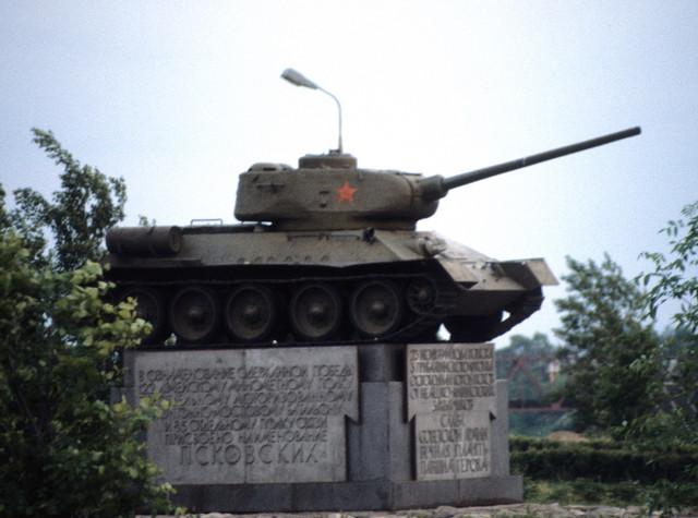 Bất ngờ vẻ đẹp của thành cổ Pskov, Liên Xô năm 1985 - Hình 13 Bat ngo ve dep cua thanh co Pskov, Lien Xo nam 1985-Hinh-13