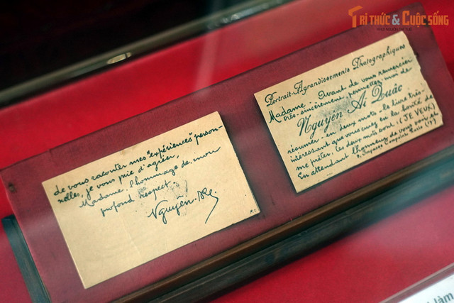 Danh thiếp của đồng chí Nguyễn Ái Quốc - người sáng lập Đảng Cộng sản Việt Nam - khi làm thợ ảnh ở Paris, Pháp trong những năm 1921-1923. Hiện vật trong bài được lưu giữ và trưng bày tại Bảo tàng Lịch sử Quốc gia Việt Nam.