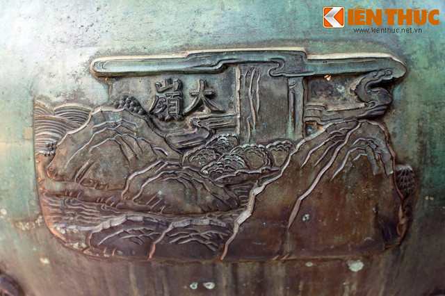 Bi an tam linh cac ngon nui duoc khac tren Cuu Dinh nha Nguyen-Hinh-7