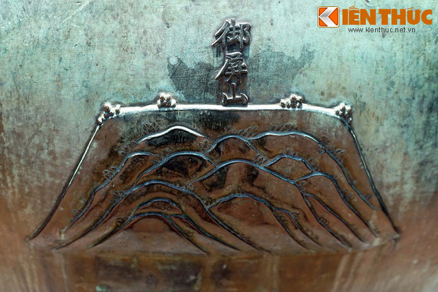 Bi an tam linh cac ngon nui duoc khac tren Cuu Dinh nha Nguyen-Hinh-2