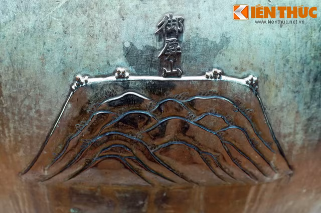 Bi an tam linh cac ngon nui duoc khac tren Cuu Dinh nha Nguyen-Hinh-2