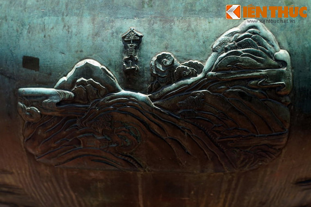 Bi an tam linh cac ngon nui duoc khac tren Cuu Dinh nha Nguyen-Hinh-5