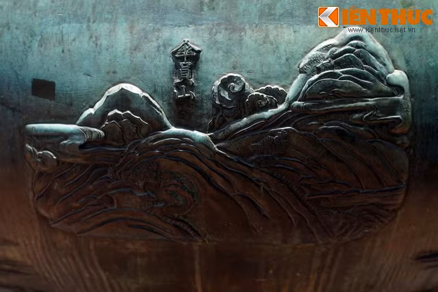 Bi an tam linh cac ngon nui duoc khac tren Cuu Dinh nha Nguyen-Hinh-5