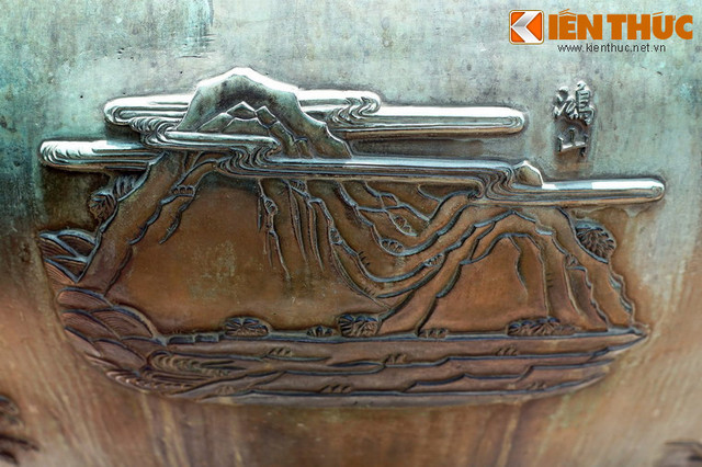 Bi an tam linh cac ngon nui duoc khac tren Cuu Dinh nha Nguyen-Hinh-4