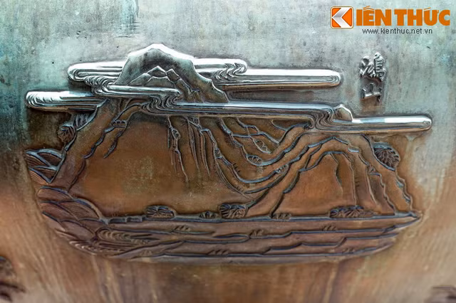 Bi an tam linh cac ngon nui duoc khac tren Cuu Dinh nha Nguyen-Hinh-4