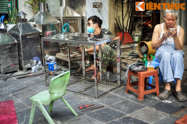 Dao quanh khu pho nghe quy mo nhat Ha Noi-Hinh-5