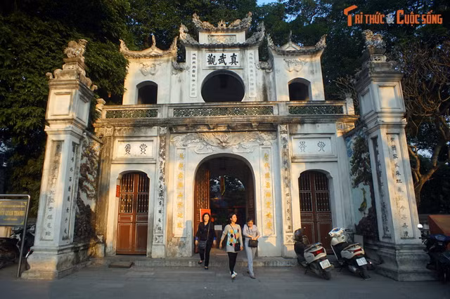 Kham pha 5 dia diem tam linh noi tieng gan voi dao Lao o Ha Noi