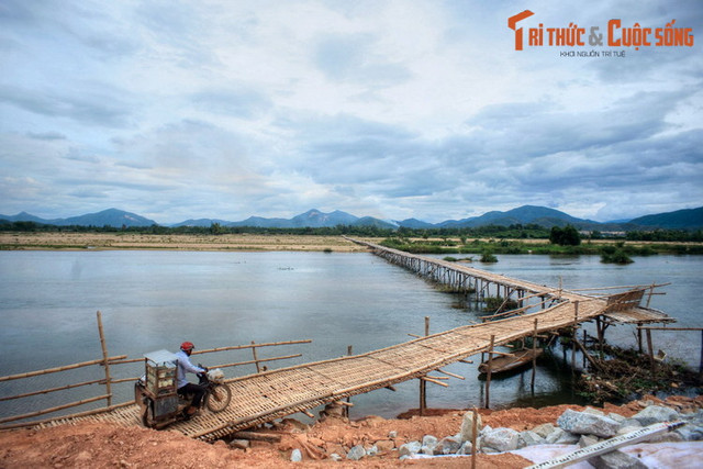 Thót tim khi đi qua cây cầu tre dài 600m Thot tim khi di qua cay cau tre dai 600m