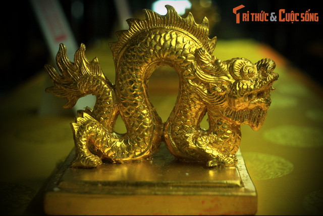 Soi bộ sưu tập bản cực tinh xảo của ấn vàng nhà Nguyễn - Hình 2 Soi bo suu tap ban cuc tinh xao cua an vang nha Nguyen-Hinh-2