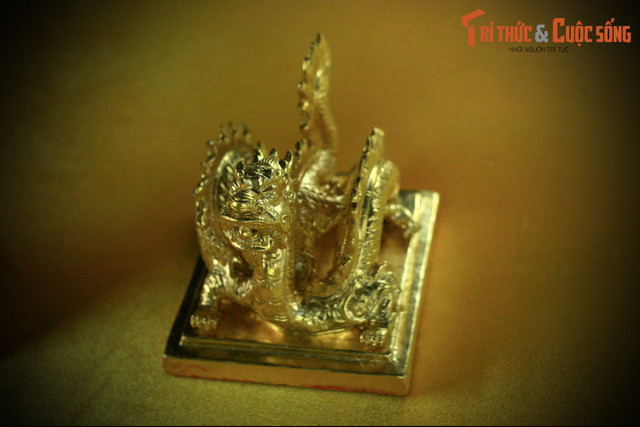 Soi bộ sưu tập bản cực tinh xảo của ấn vàng nhà Nguyễn - Hình 6 Soi bo suu tap ban cuc tinh xao cua an vang nha Nguyen-Hinh-6