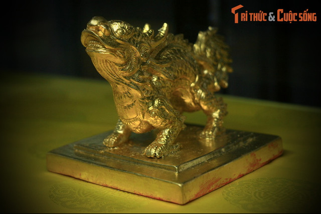 Soi bộ sưu tập bản cực tinh xảo của ấn vàng nhà Nguyễn - Hình 10 Soi bo suu tap ban cuc tinh xao cua an vang nha Nguyen-Hinh-10
