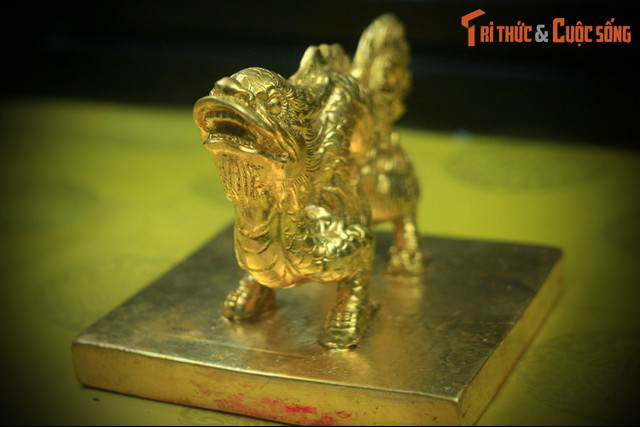 Soi bộ sưu tập bản cực tinh xảo của ấn vàng nhà Nguyễn - Hình 5 Soi bo suu tap ban cuc tinh xao cua an vang nha Nguyen-Hinh-5