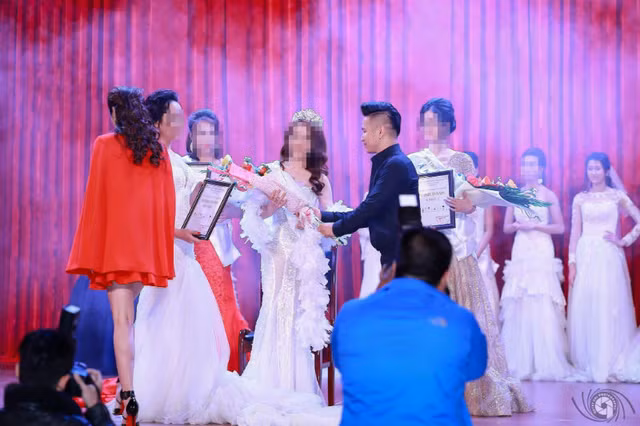 Nhung tu ba xinh dep dieu hanh duong day ban dam cao cap-Hinh-15