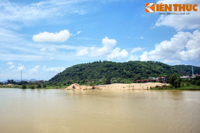 Giải mã bí mật ở ngọn núi thiêng nối tiếng giữa thành Vinh Giai ma bi mat o ngon nui thieng noi tieng giua thanh Vinh