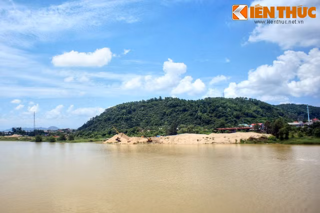 Giải mã bí mật ở ngọn núi thiêng nối tiếng giữa thành Vinh Giai ma bi mat o ngon nui thieng noi tieng giua thanh Vinh