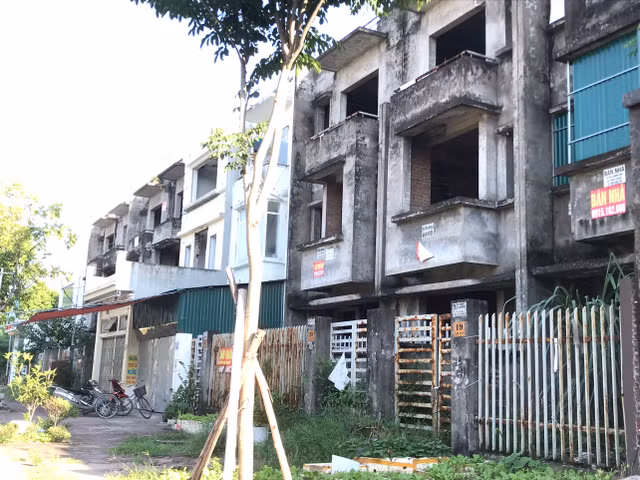 Khu do thi Van Canh: Hang tram nha lien ke bi bo hoang, xuong cap-Hinh-3