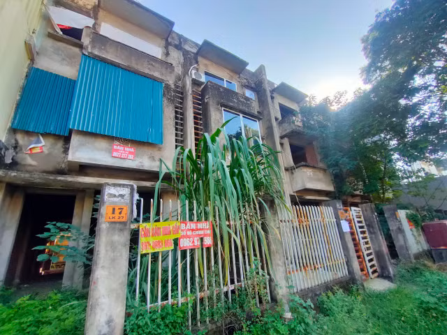 Khu do thi Van Canh: Hang tram nha lien ke bi bo hoang, xuong cap