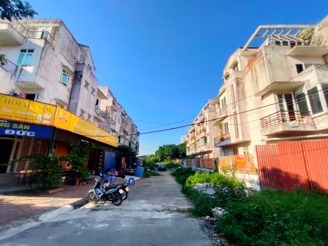 Khu do thi Van Canh: Hang tram nha lien ke bi bo hoang, xuong cap-Hinh-17