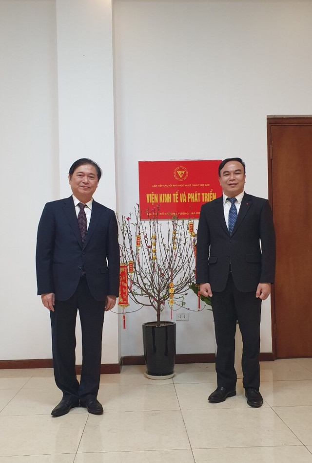 Chủ tịch VUSTA Phan Xuân Dũng chúc Tết cán bộ, nhân viên Viện Kinh tế và Phát Triển - Hình 2 Chu tich VUSTA Phan Xuan Dung chuc Tet can bo, nhan vien Vien Kinh te va Phat Trien-Hinh-2