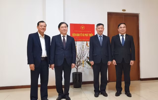 Chu tich VUSTA Phan Xuan Dung chuc Tet can bo, nhan vien Vien Kinh te va Phat Trien