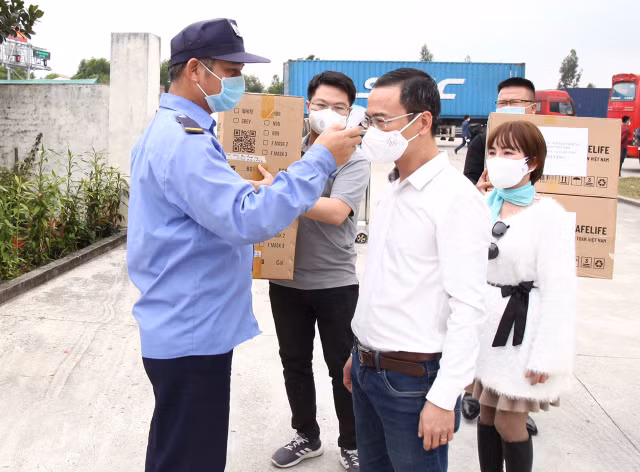 COVID-19: Chu tich VUSTA Phan Xuan Dung trao tang vat tu y te cho tinh Hai Duong-Hinh-10