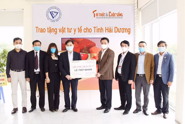 COVID-19: Chu tich VUSTA Phan Xuan Dung trao tang vat tu y te cho tinh Hai Duong