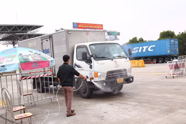 COVID-19: Chu tich VUSTA Phan Xuan Dung trao tang vat tu y te cho tinh Hai Duong-Hinh-9